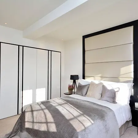 Apartment Modern Four Bedrooms